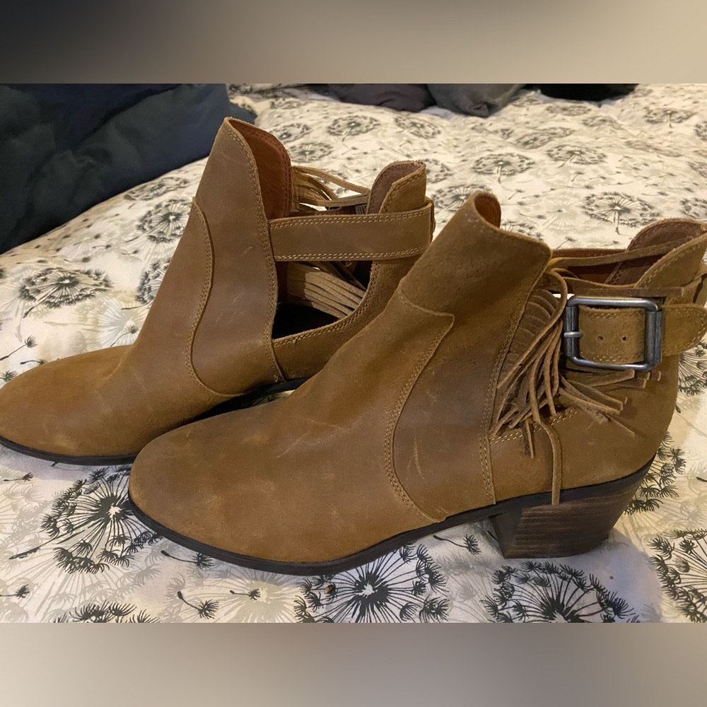 Lucky Brand Size 8.5 Leather Ankle Boots with Buckle and Fringes